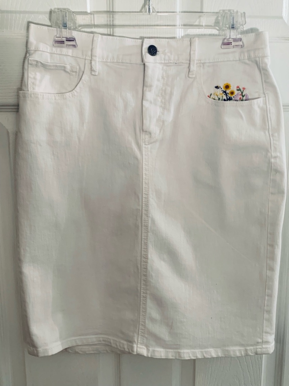 White Jean Skirt with Back Slit•Embroidered Floral Pocket Detail• Size 6• EUC